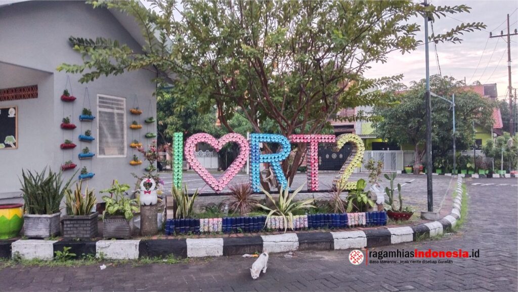 Botol Plastik dioleh lenjadi benda Artistik dan unik