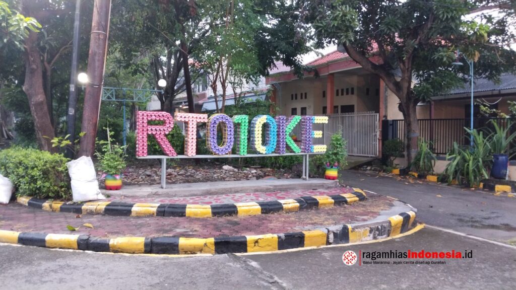 Warna-Warni Botol Plastik di prumahan BP Kulon Gresik