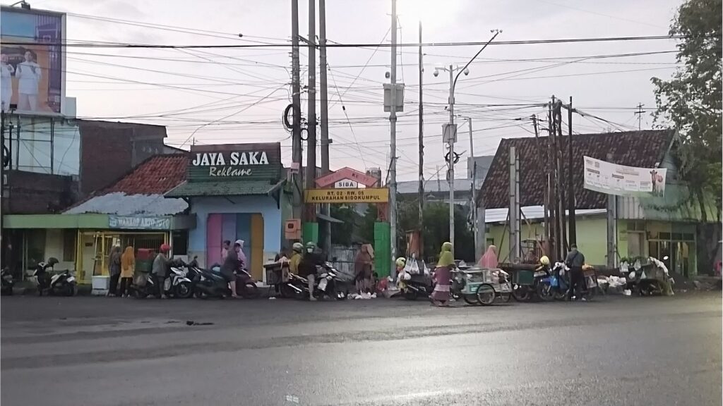 Pedagang Perlimaag Gresik : Penjual dan Pembeli tetap tertib