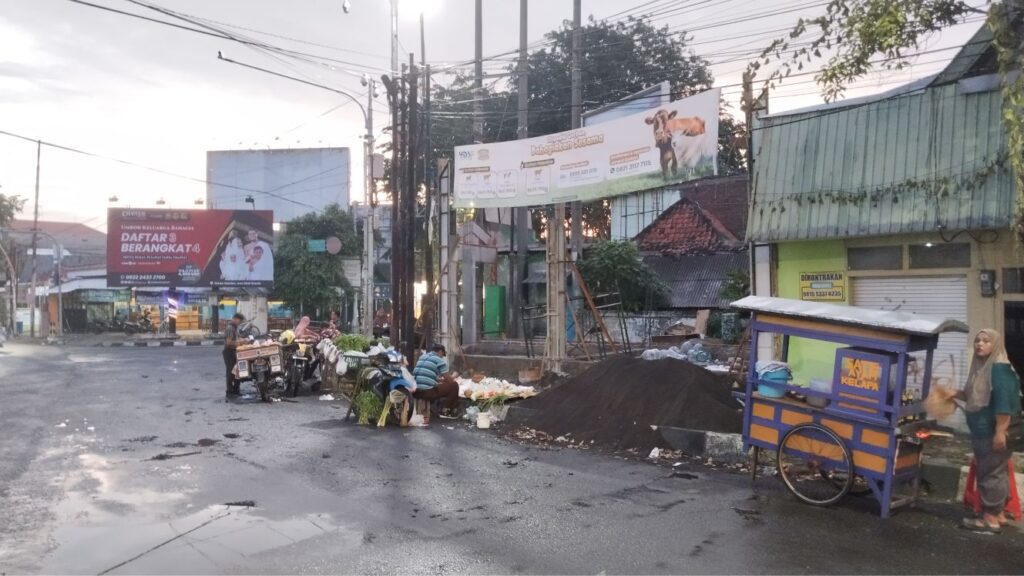 Strategi Marketing “Serangan Pagi” salah satu model yang diterapkan oleh pedagang di Perlimaan Gresik